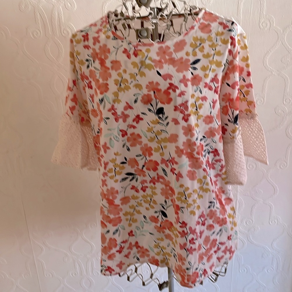 Floral Print Top with Lace Trimmed Short Sleeves Van Heusen EUC